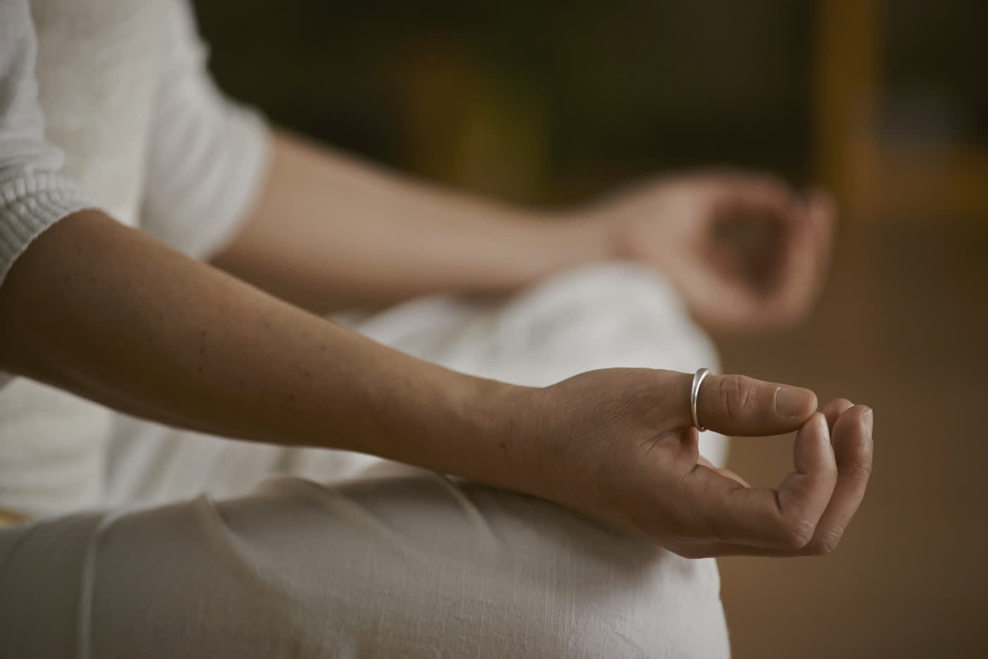 Manos en posición de meditación